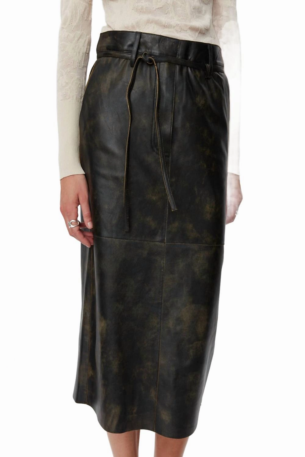 Curvy Fit Lulu Leather Skirt In Black
