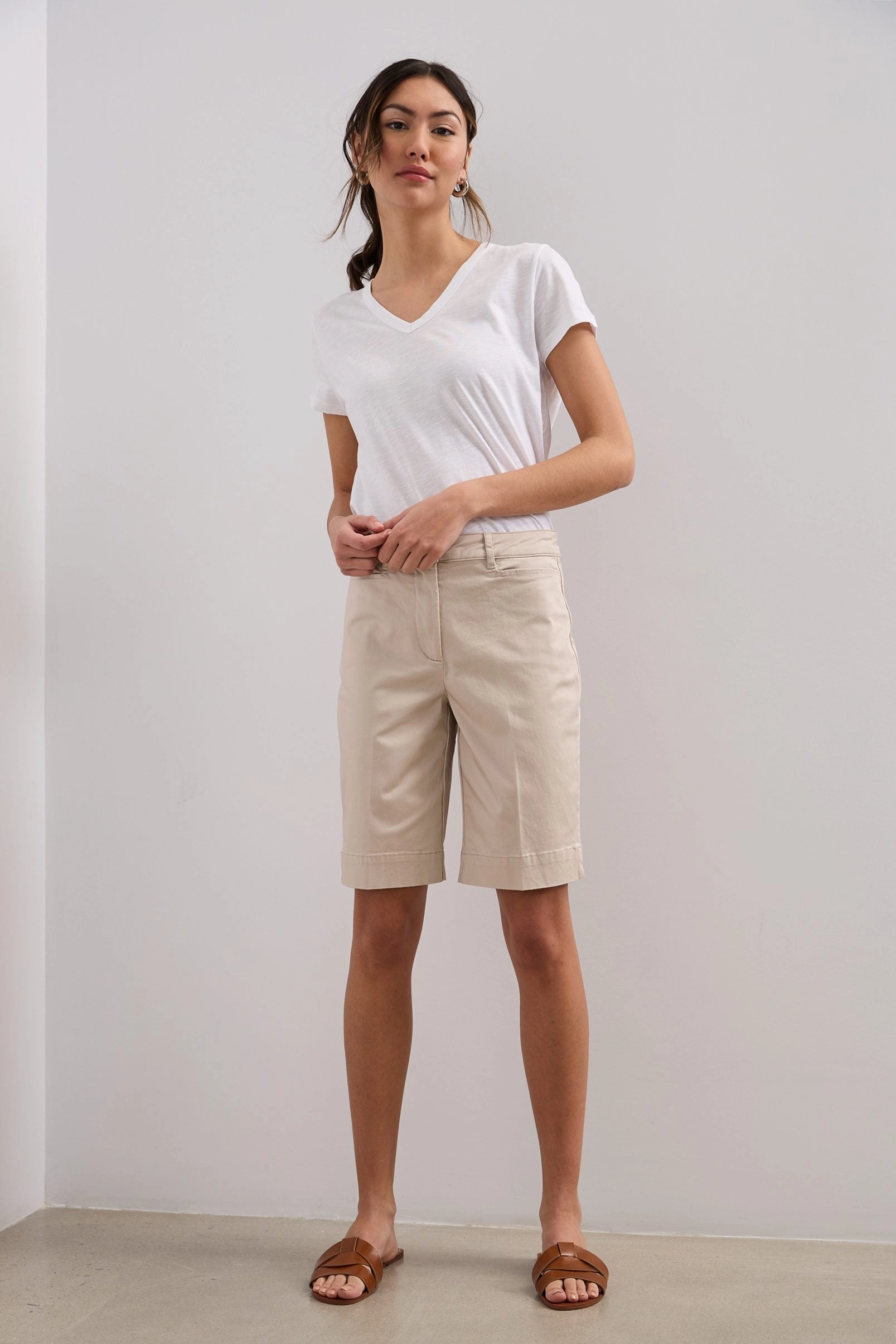 Bermuda with pressed pleats Flexible Hemline