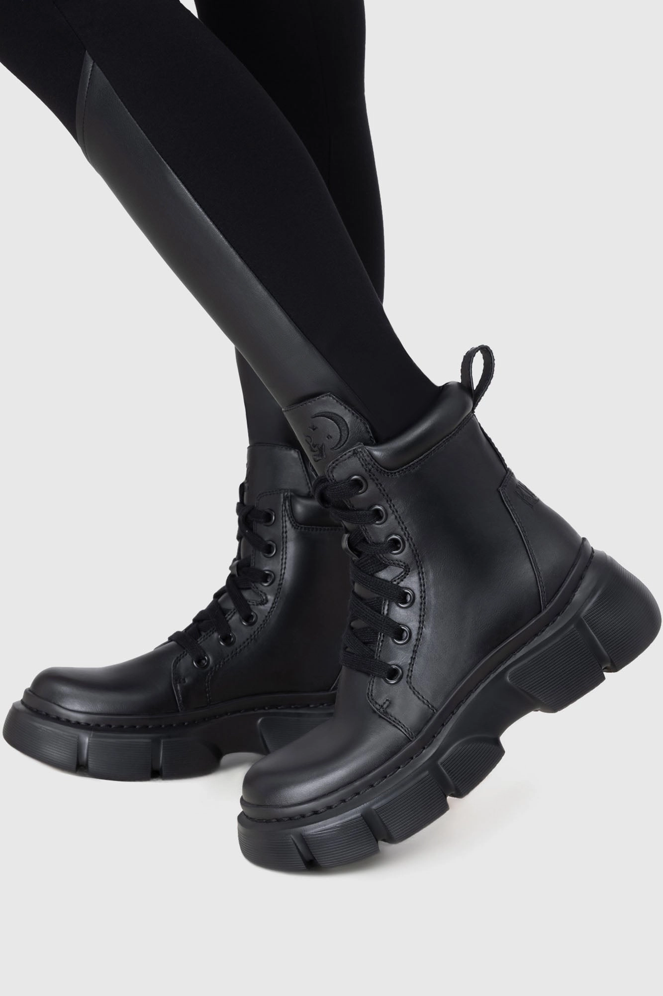Comfort Laces ground grip Discordant Boots