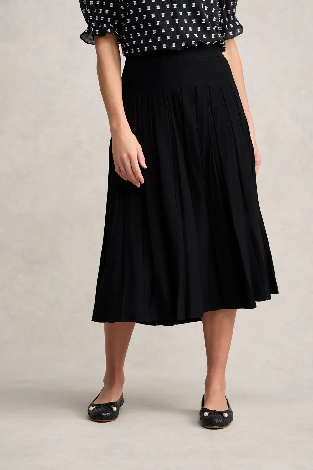Pleated Knit Skirt ?C Black Stretch Waist Minimalist Trim
