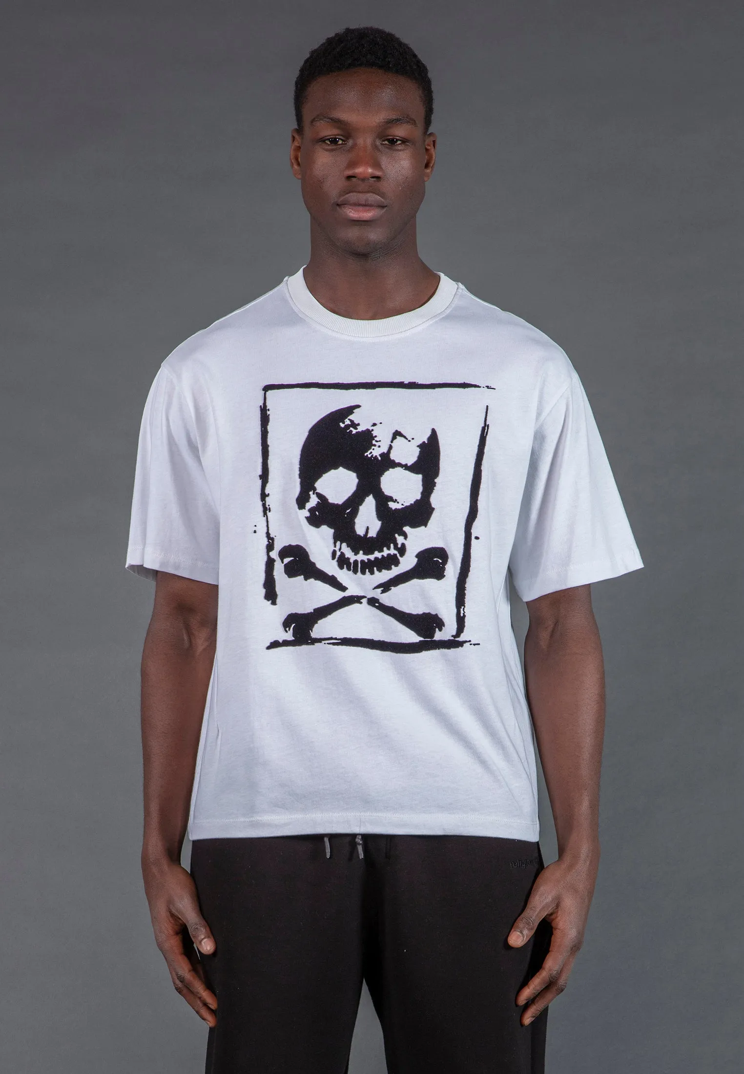 SKULL CROSSBONES T-SHIRT WHITE Timeless Layering Weekend Look
