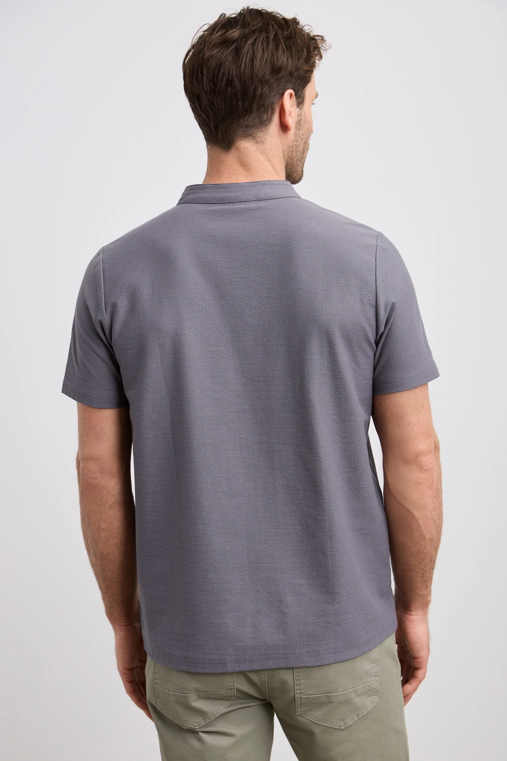 Henley t-shirt with pocket Round neck simplicity Comfortable Design