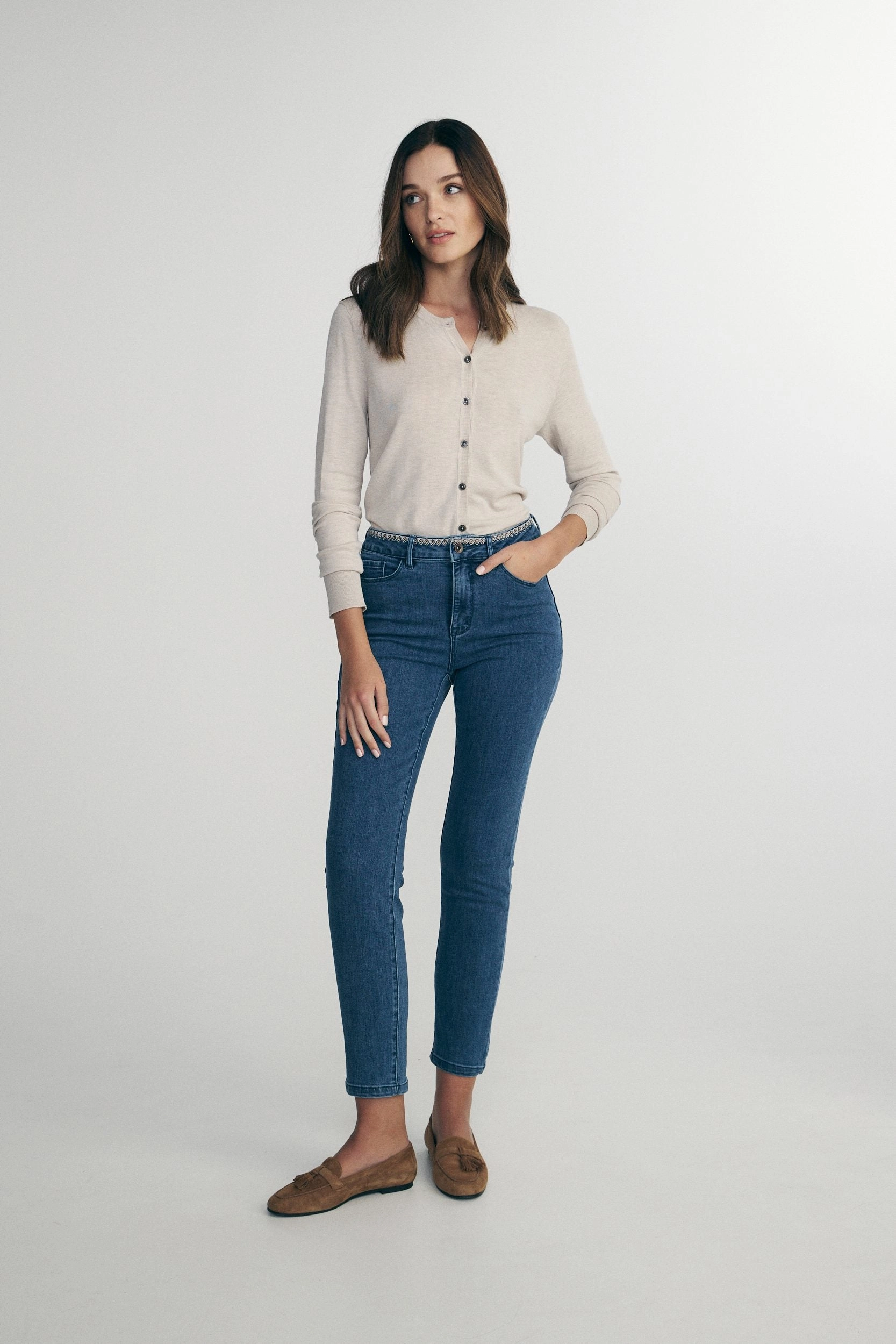 Fall Outfit High waist jeans with embroidery details