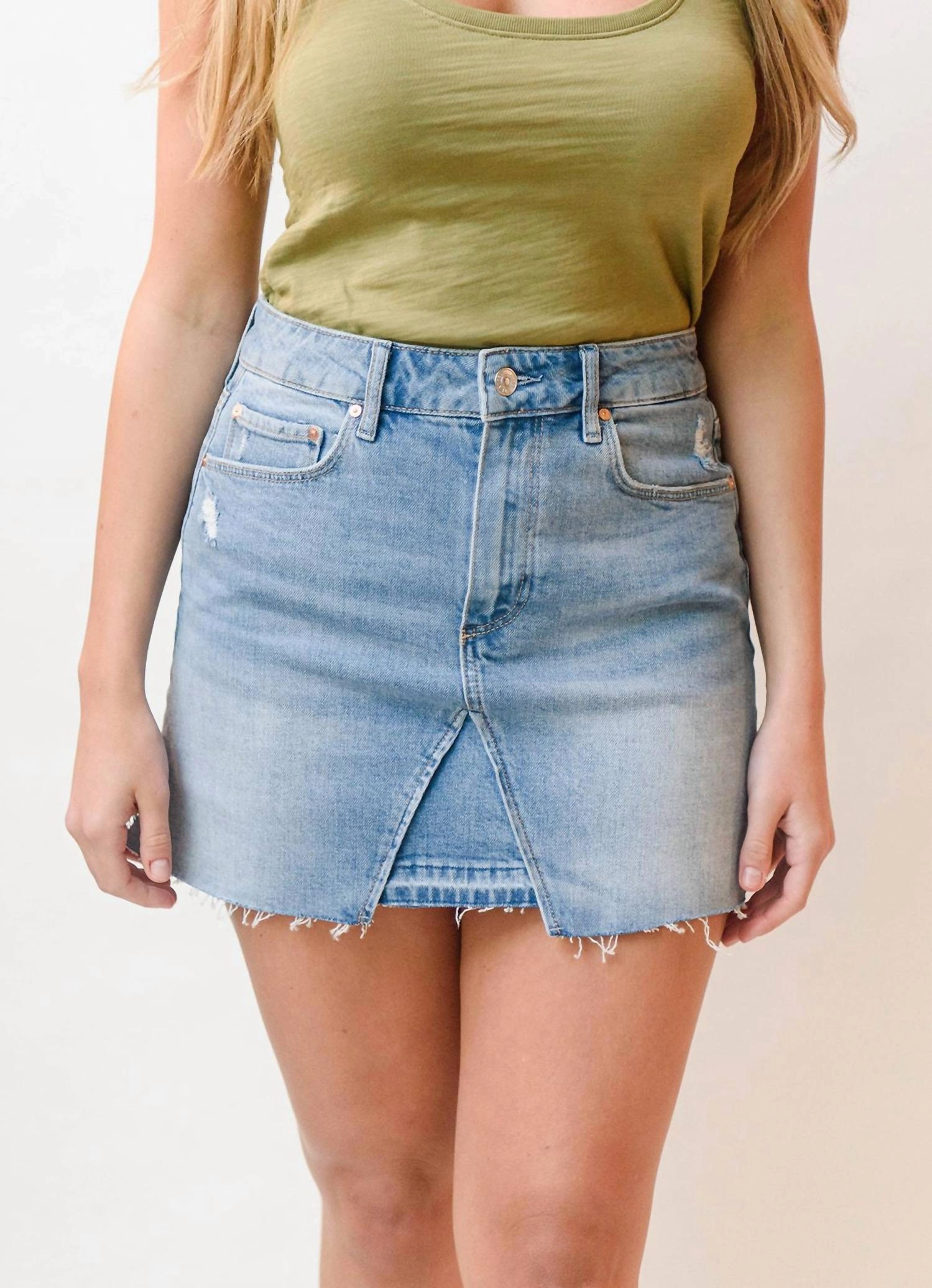 Jessie Raw Hem Denim Skirt In Lightwash Soft Motion
