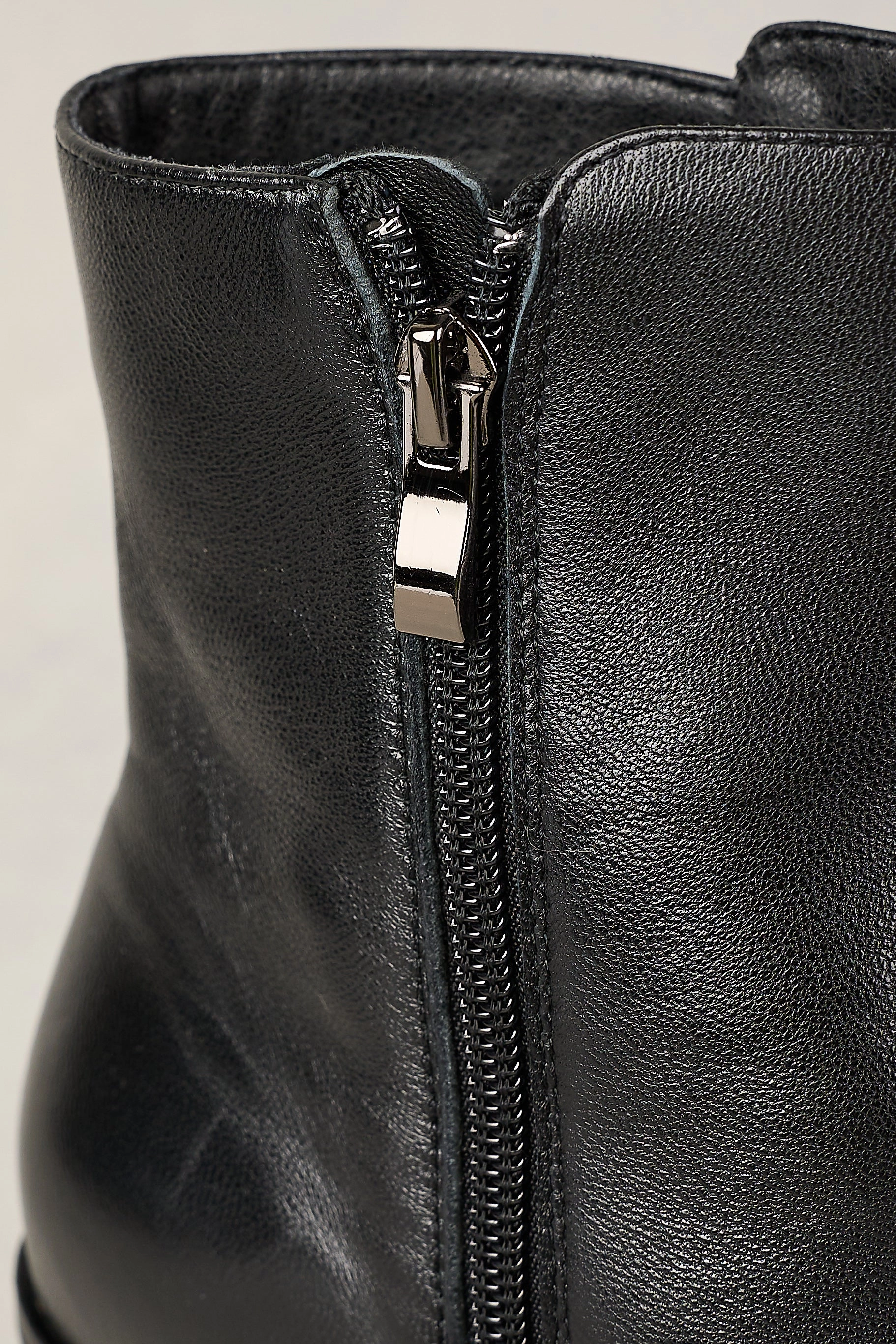 Elastic Jolie Pearl Heel Boot - Black