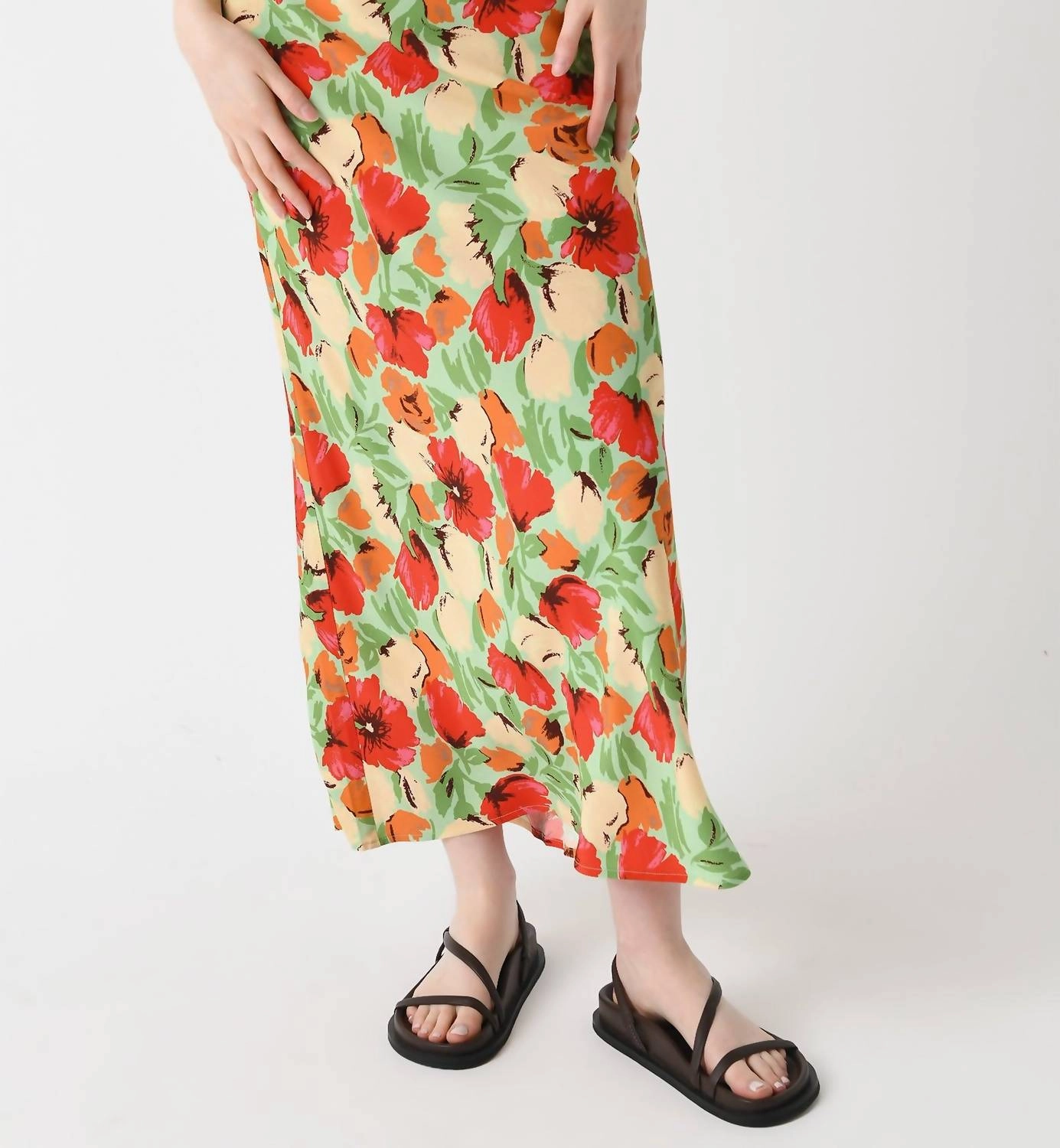 Curvy Fit Tonal Look Layla Skirt In Green Garden Floral