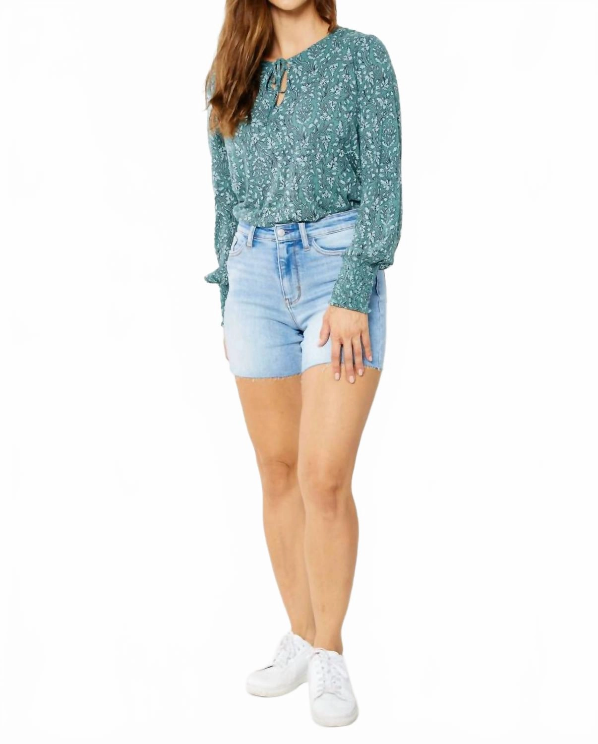 Mood Match Wrinkle Resistant Treatment Light Raw Hem Shorts In Light Wash