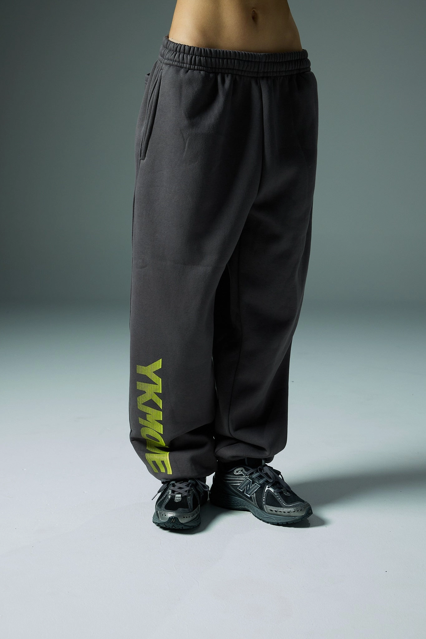 Chilly Day Wear Seam-Free YK Move Activate Sweatpants | Charcoal