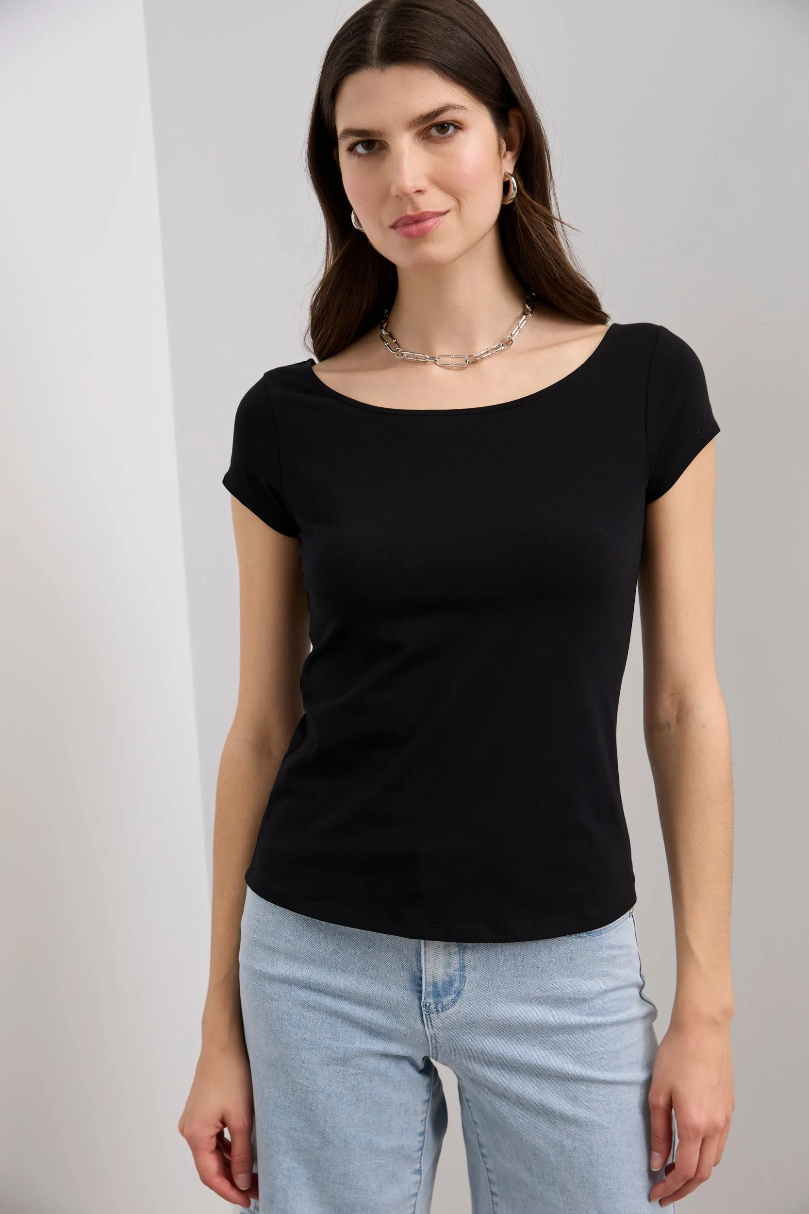 T-shirt with ballerina neckline Elegant Detail Chic Vibes