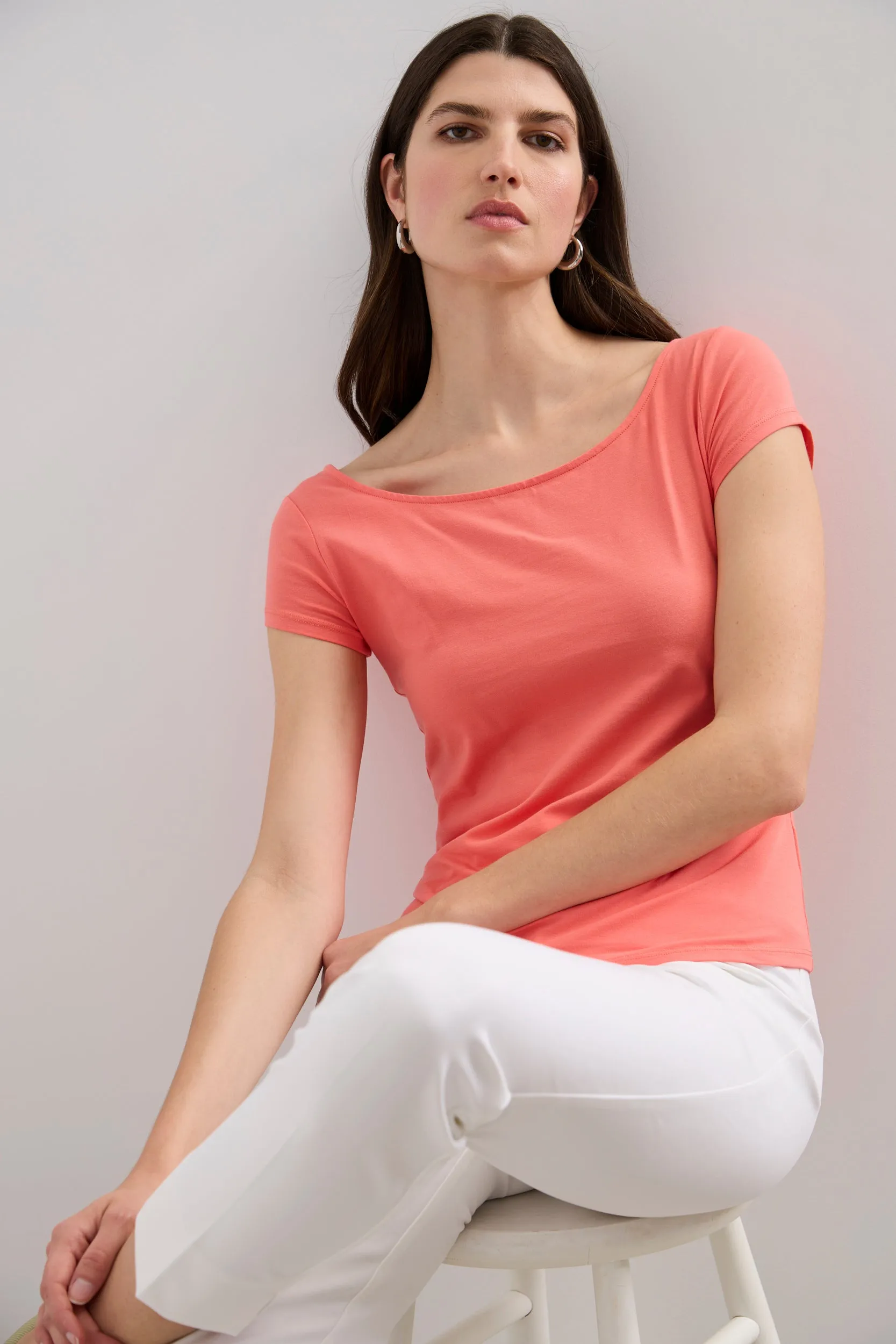 T-shirt with ballerina neckline Low Profile Collar Ultimate Fit