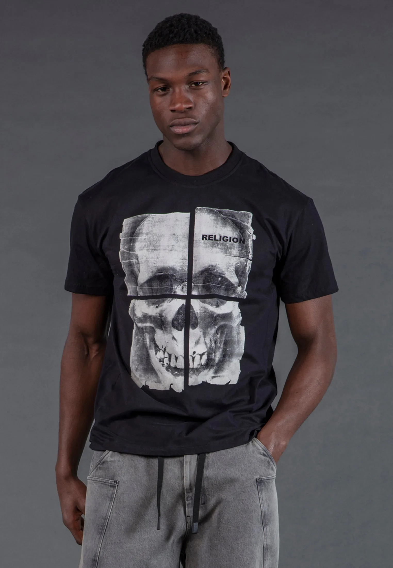 R CROSS T-SHIRT BLACK Ruffled edges