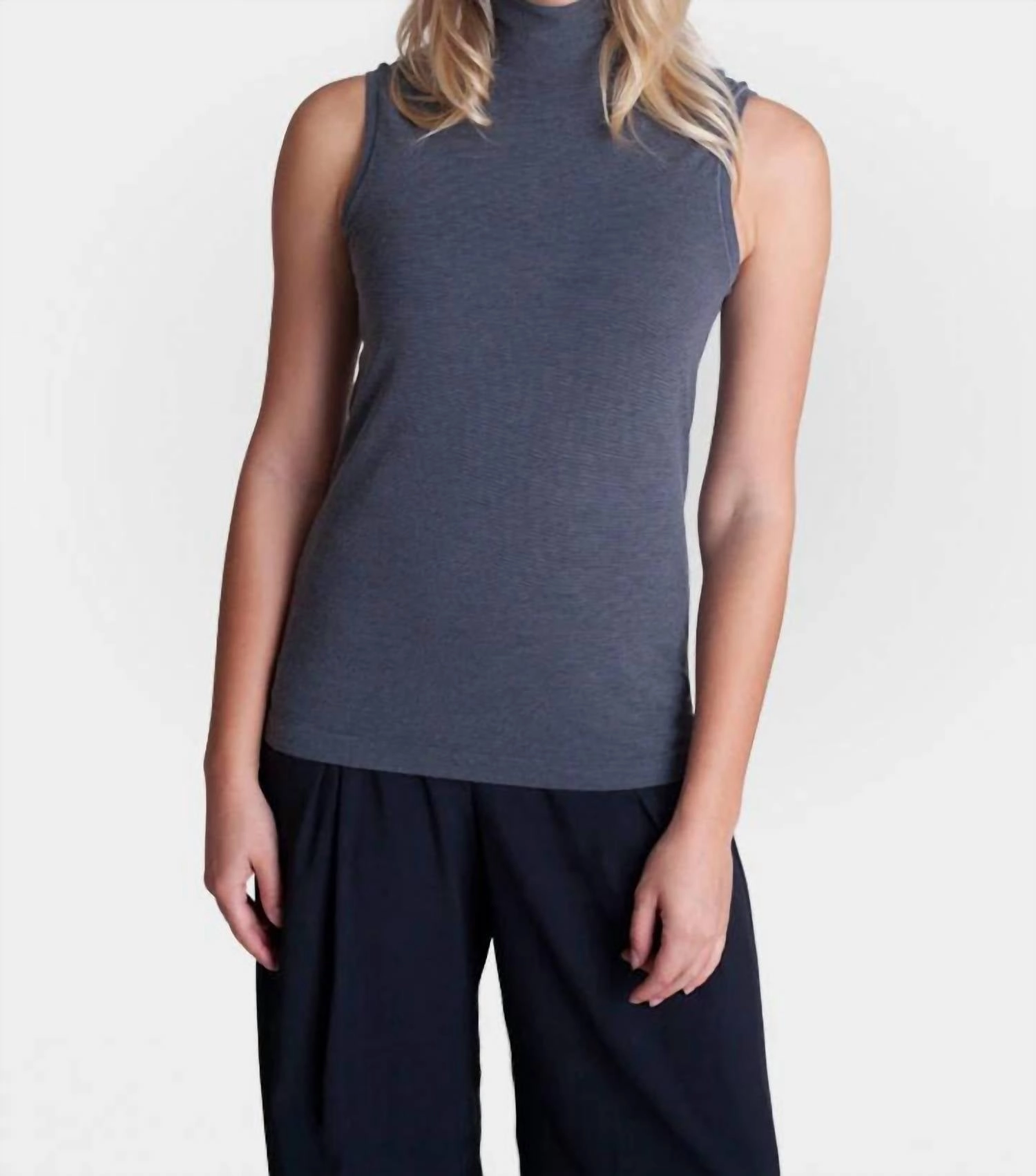 Elegant Knit Sleeveless Turtleneck Shirt In Black