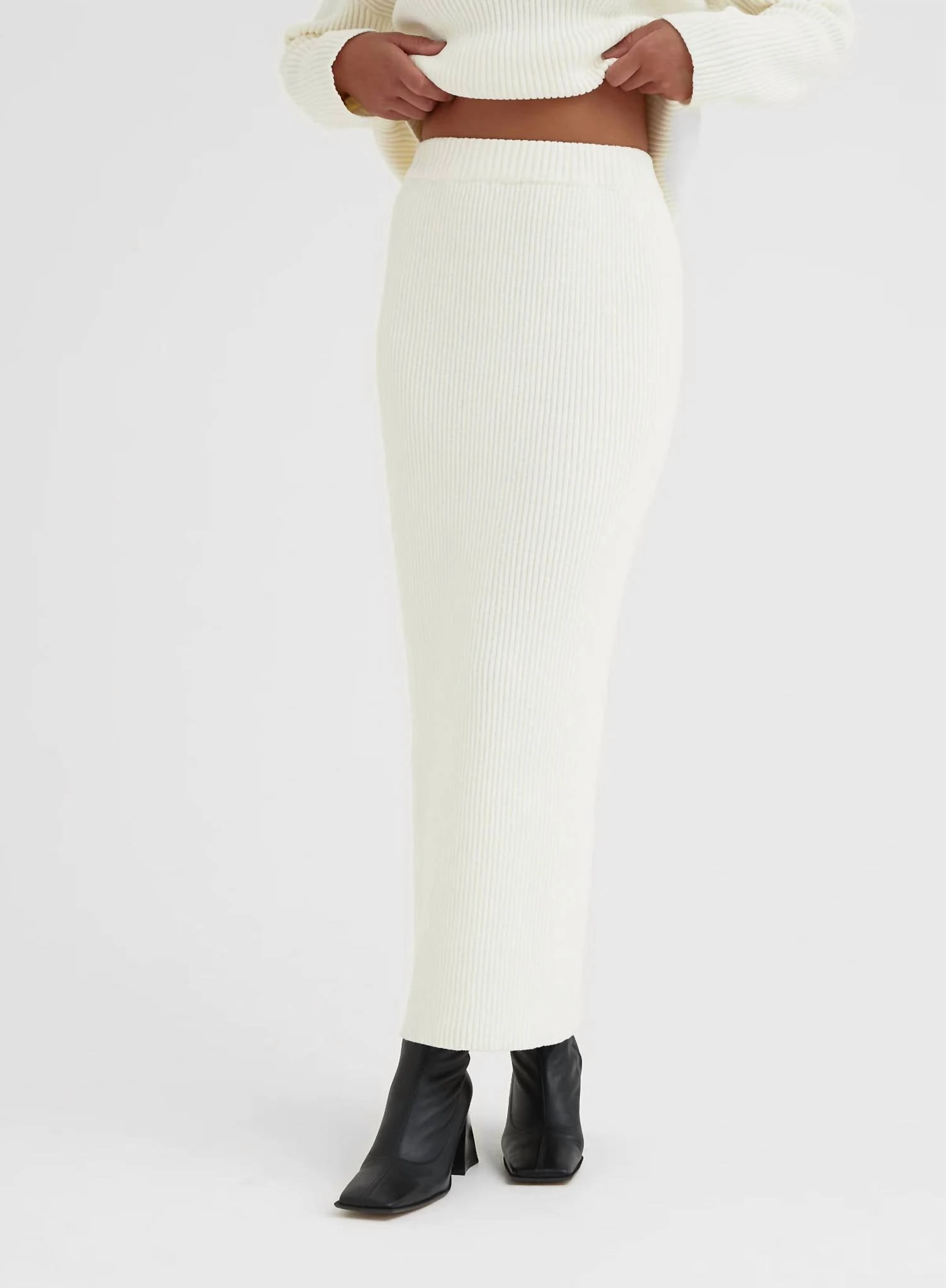 Dust Proof Fabric Leg Elongating Women's Knitted Maxi Skirt In Cream