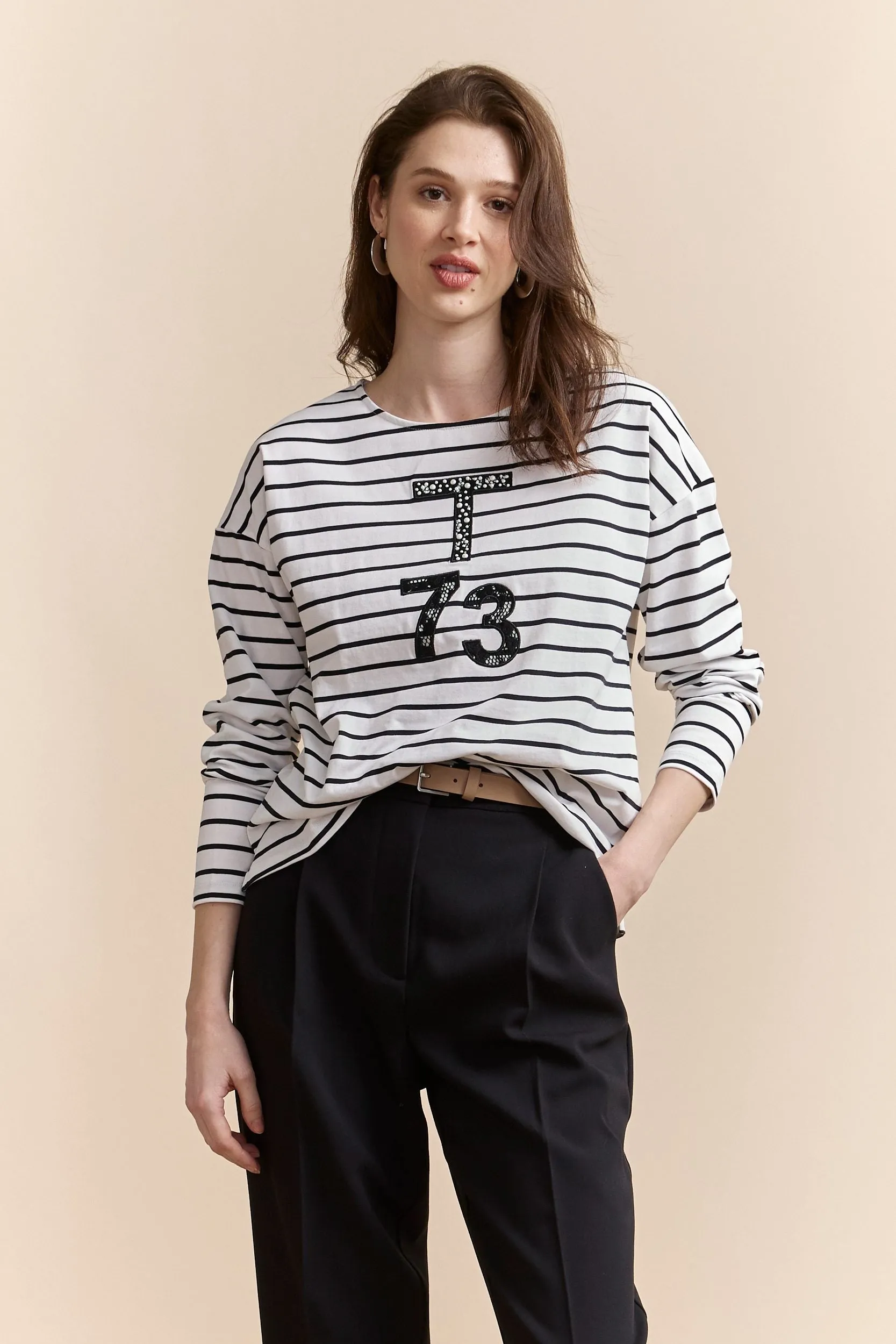 Modern Outfit Striped t-shirt with lace appliqu??