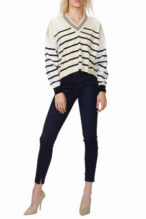 V-Neck Sweater In Butter/off White/black Effortless Style premium fabric