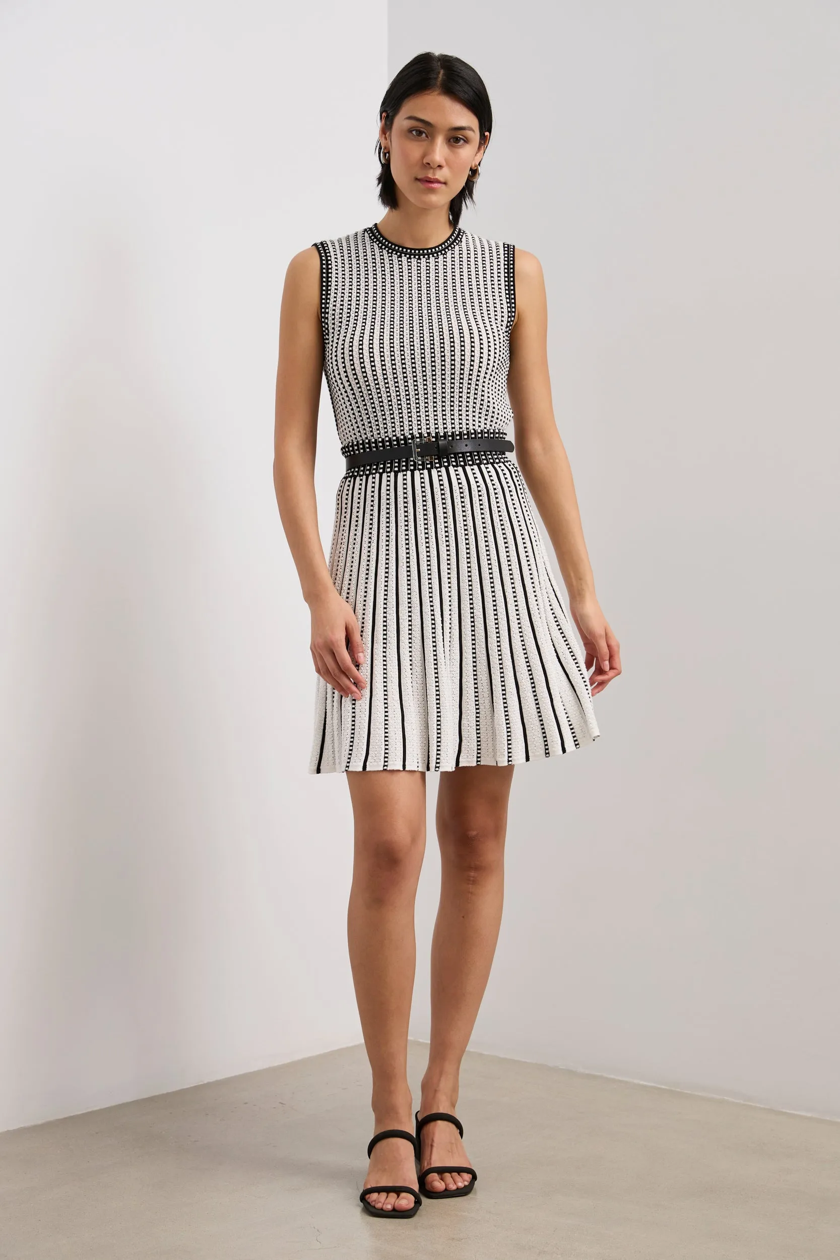 Minimal Design Textured knit flare skirt