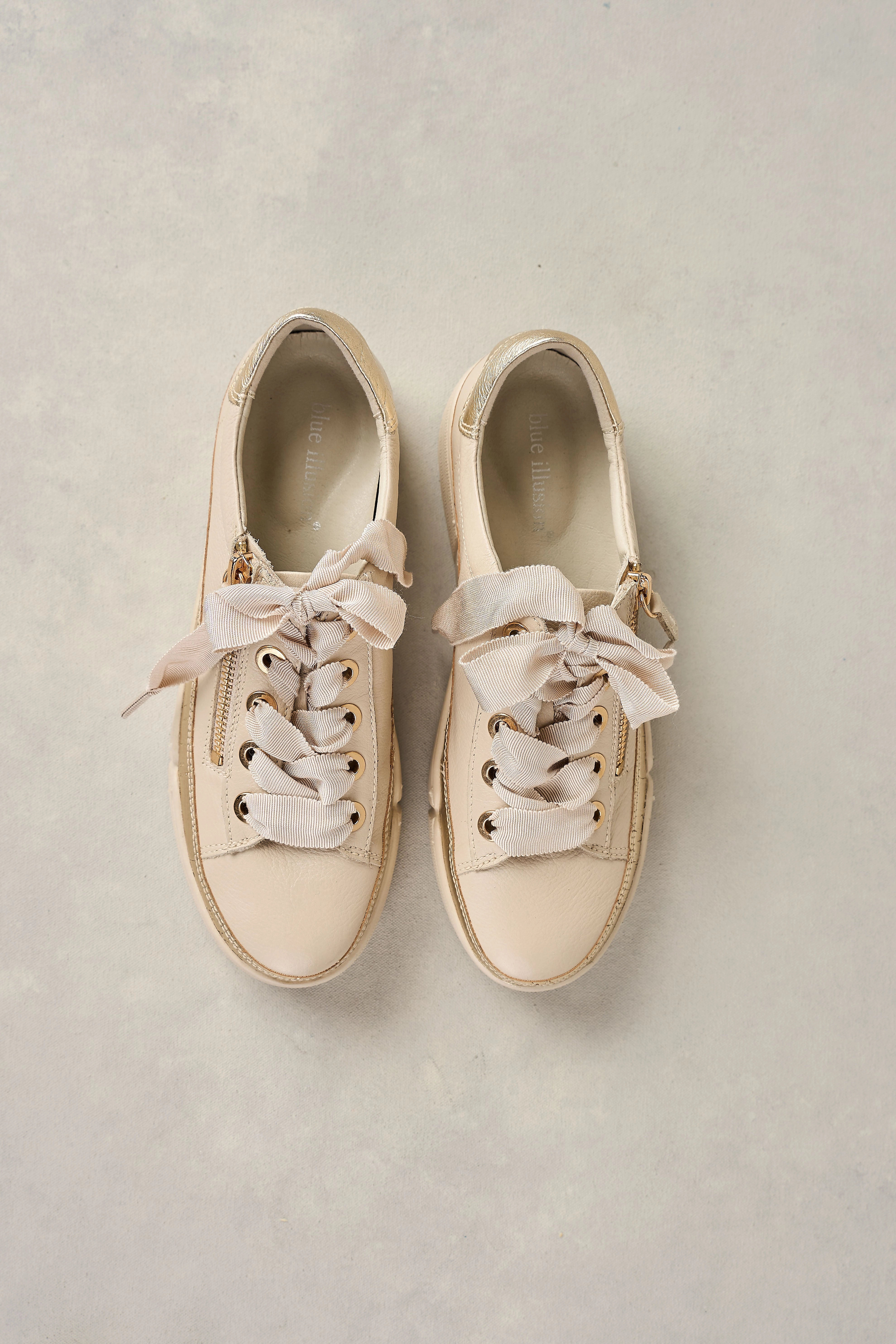 Talina Leather Sneaker - Almond Lockdown fit