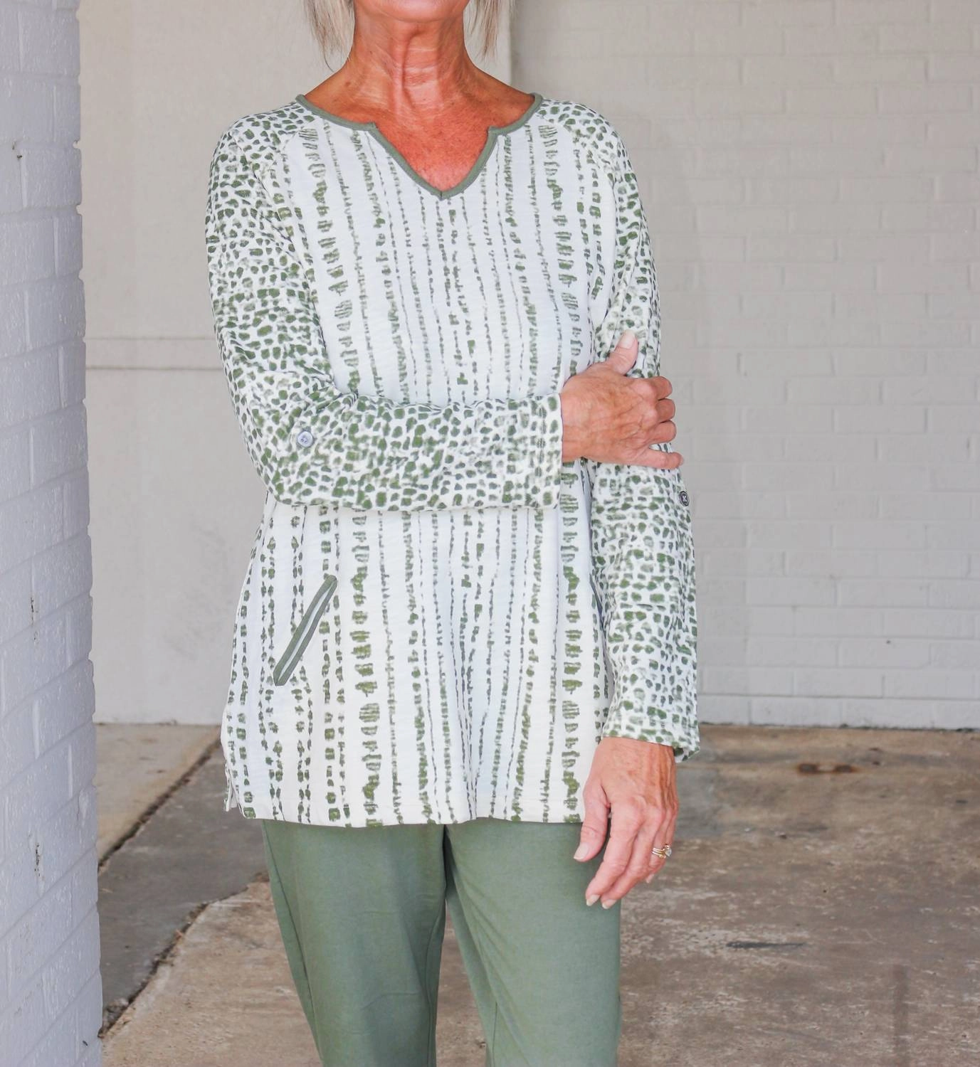 Thermal Insulation Design V-Notch Abstract Pebble Top In Green & Ivory
