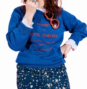 Comfy Style Non Restrictive Fit Chelsea Sweater In Navy/scarlet